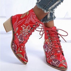 NEW gorgeous Floral Lace-Up Boots